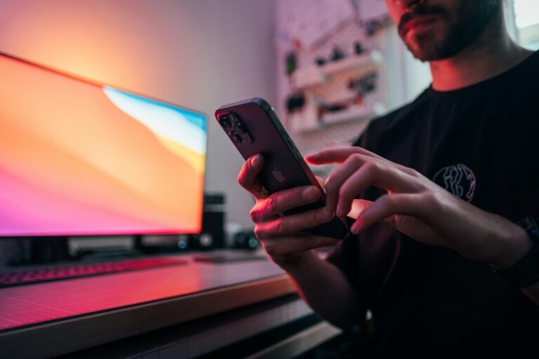 Persona utilizando un móvil en un entorno de comunicación digital